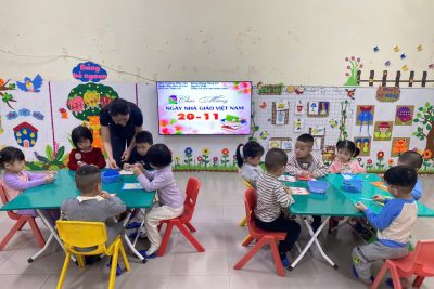 KHỐI LỚP 3 TUỔI – LÀM THIỆP TẶNG CÔ NHÂN NGÀY NHÀ GIÁO VIỆT NAM 20/11