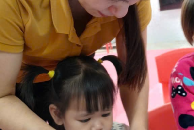 Hoạt động dán hoa tặng cô của các bé lớp nhà trẻ A2 chào mừng ngày nhà giáo Việt Nam 20/11/2025