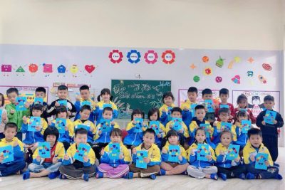 Lớp A5 – Hoạt động làm thiệp tặng cô nhân ngày Nhà giáo Việt Nam 20-11