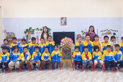 Lớp C5 – Hoạt động làm hoa tặng cô nhân ngày 20 – 11