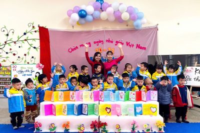 Tạo hình : Làm thiệp tặng cô ( 3-4)